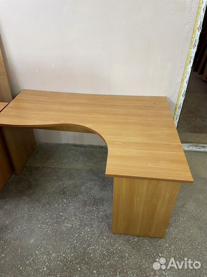 Угловой письменный стол