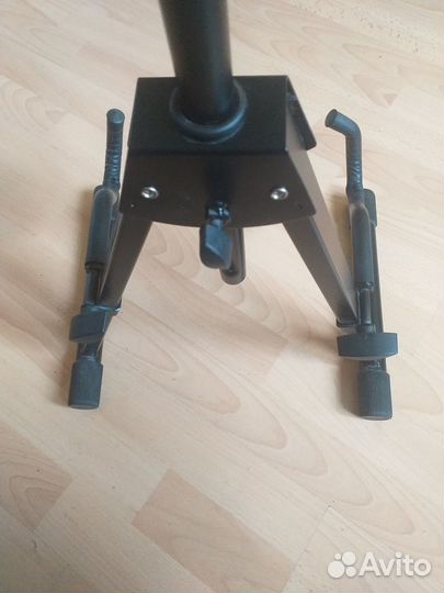 Стойка для эл. гитары / баса Tempo GST700BK