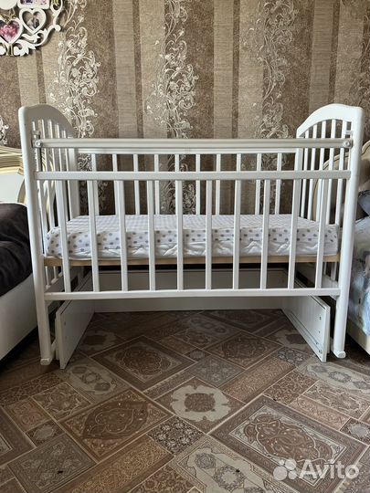 Детская кроватка с маятником