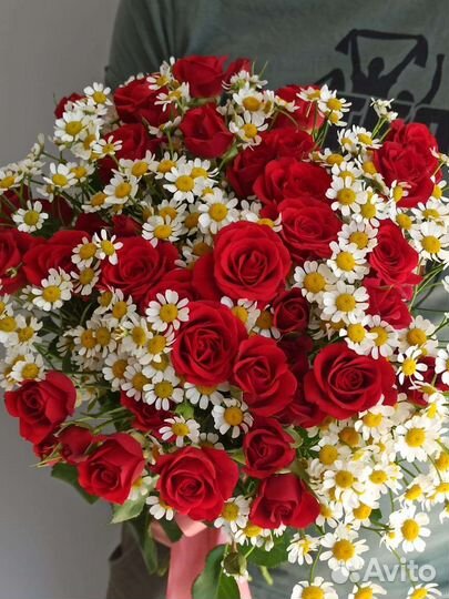 Кустовые розы и ромашки