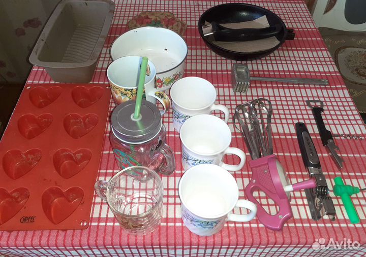Сковорода, взбивалка, кружки,формы для выпечки