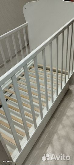 Детская кроватка с маятником белая