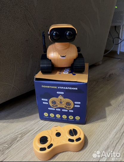 Игрушка робот на пульте управлений