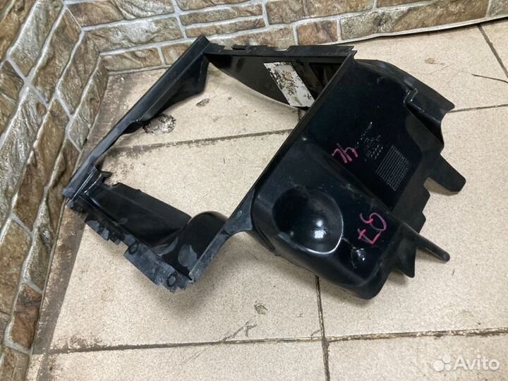 Кронштейн интеркулера передний правый Audi Q7 4L