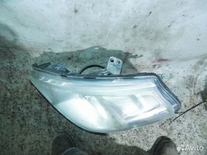 Фара левая ниссан тиида C11
