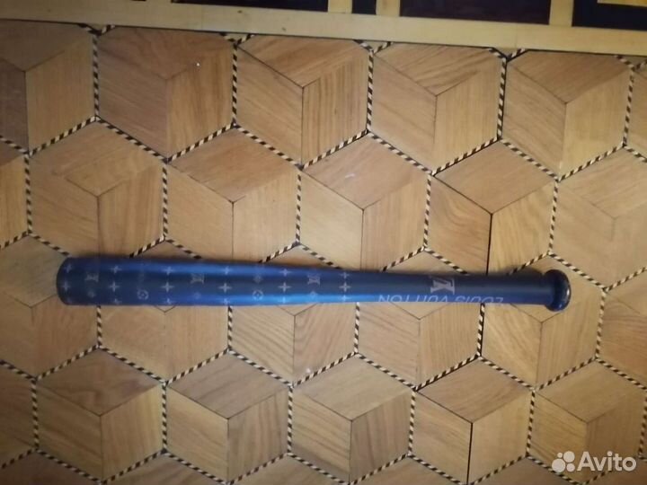 Бейсбольная бита Louis Vutton