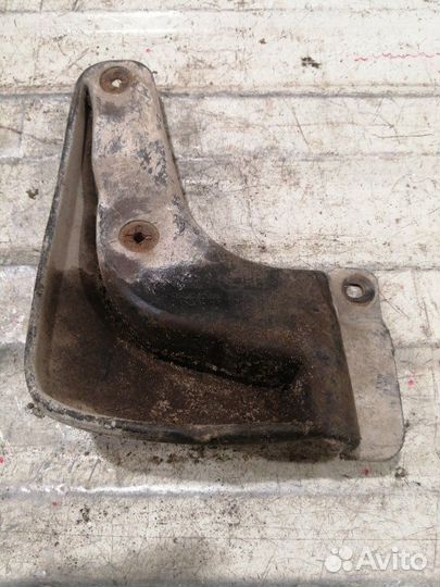 Брызговик передний правый Hyundai Elantra XD G4ED