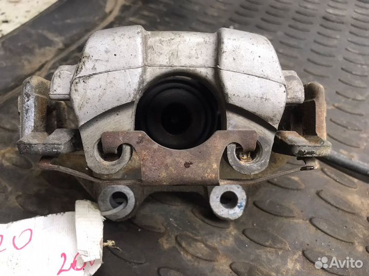 Супорта задние на Mercedes Benz W220 2003 г 5.0 л