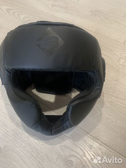 Боксерский шлем с перчатками