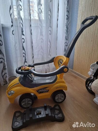 Детская машинка каталка с ручкой