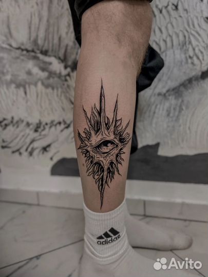 Тату мастер, модель на тату