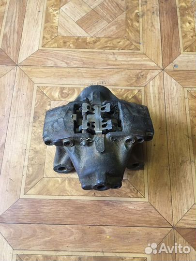 Суппорт задний левый Toyota mark 2 GX110