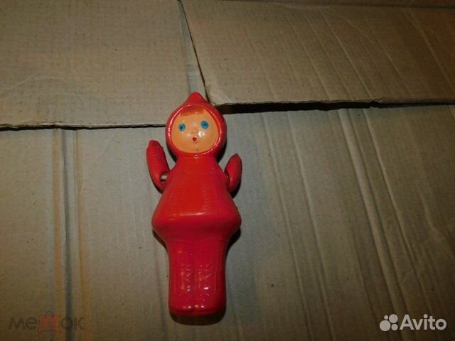 Старинная игрушка целлулоид девочка-кукла в красно