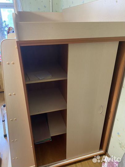 Детский уголок с кроватью и столом