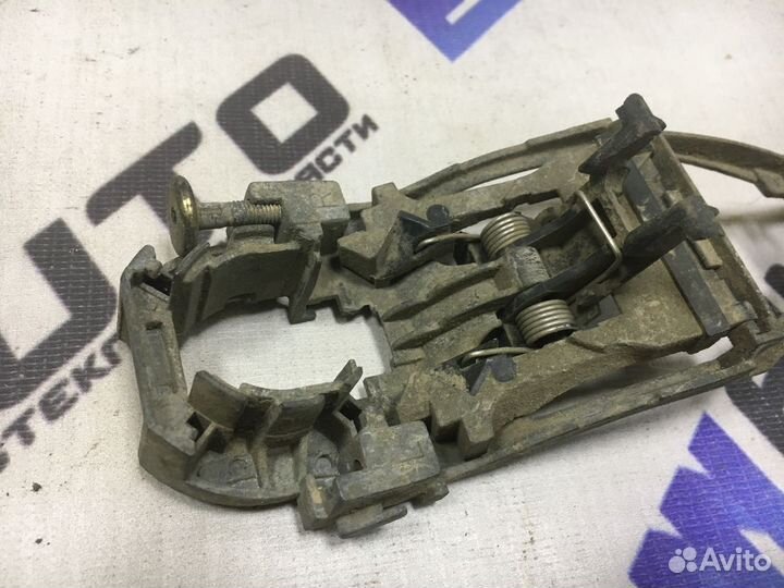 Кронштейн ручки двери передний Шкода Октавия тур