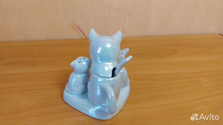 Фарфоровая статуэтка-солонка 