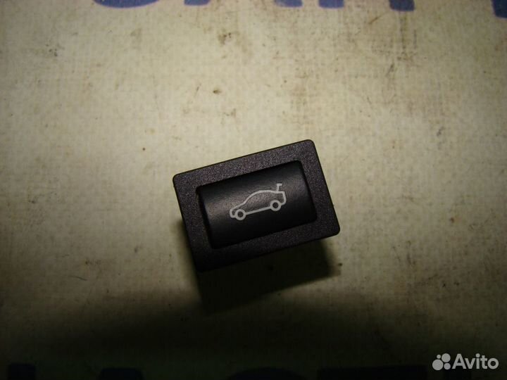 Кнопка отпирания багажника под рулем BMW 525i E60