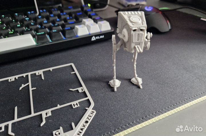 Имперский двуногий робот AT-ST Walker из Star Wars