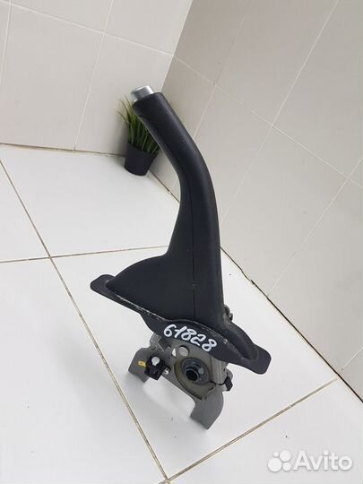 Рычаг стояночного тормоза (Kia Seltos)