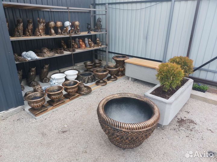 Вазоны, фигурки: бетонные изделия для сада