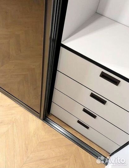 Шкаф распашной трехстворчатый на заказ