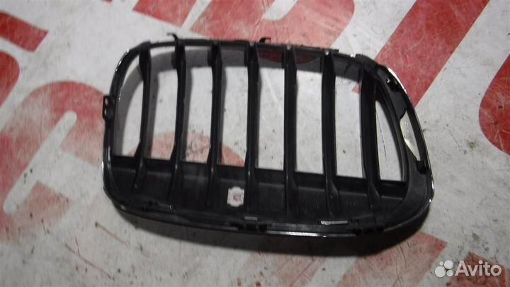 Решетка радиатора левая BMW X1 (F48) 2016