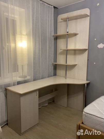 Угловой письменный стол с полками