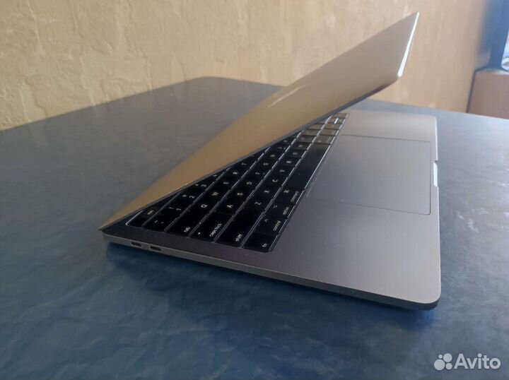 Apple MacBook Pro 13 2017 touch bar