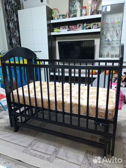 Детская кроватка с маятником