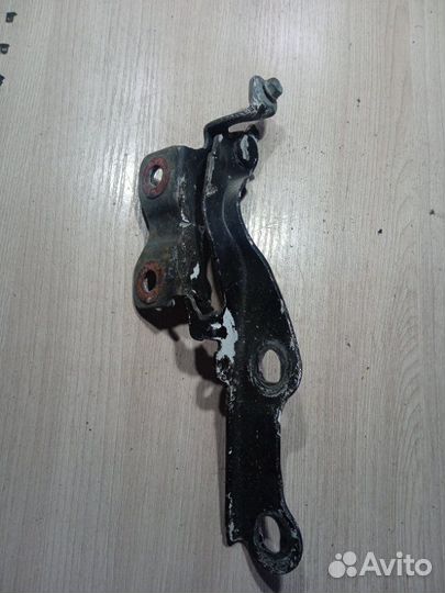 Петля капота левая Chevrolet Круз хетчбек 1.6