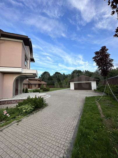 Дом 690 м² на участке 45 сот.