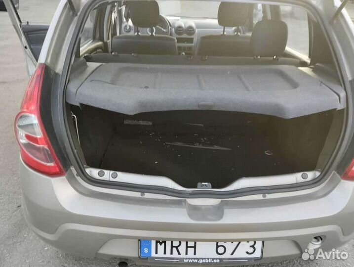 Renault Sandero полка багажника