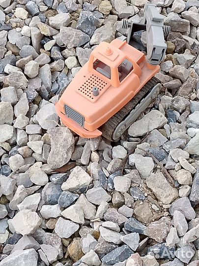 Экскаватор игрушечный