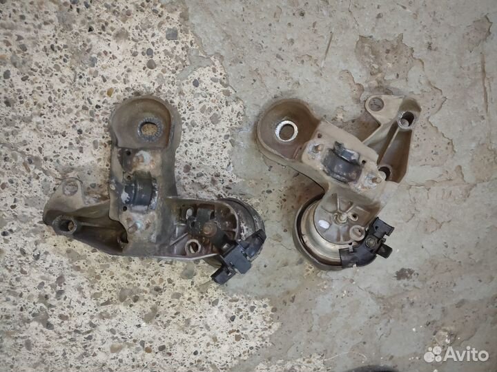 Подушка двигателя левая (двс) Volkswagen Passat B5