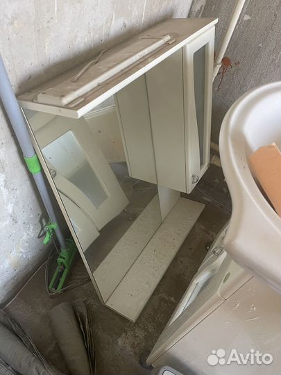 Тумба с раковиной и шкаф зеркало