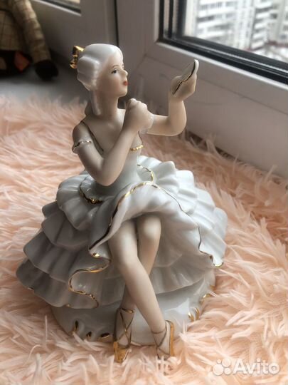 Статуэтка фарфор. Балерина с зеркальцем