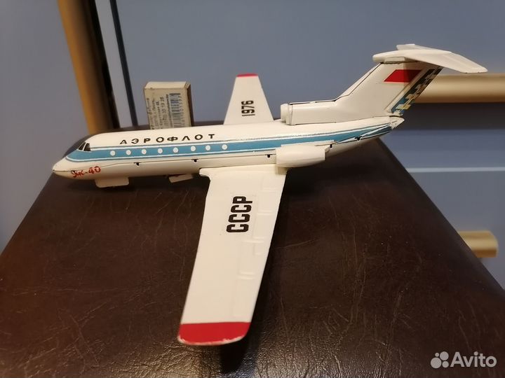 Модель-игрушка самолет як-40.1976г