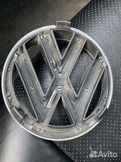 Эмблема volkswagen в решетку радиатора polo