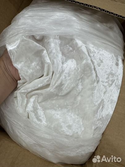 Кусок ткани бархат молочный