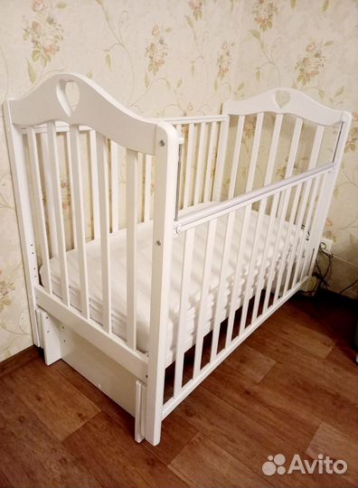 Детская кроватка Каролина с маятником