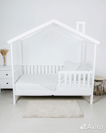 Детская кровать Домик из массива