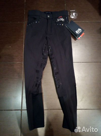 Бриджи для верховой езды и ботинки и шлемы