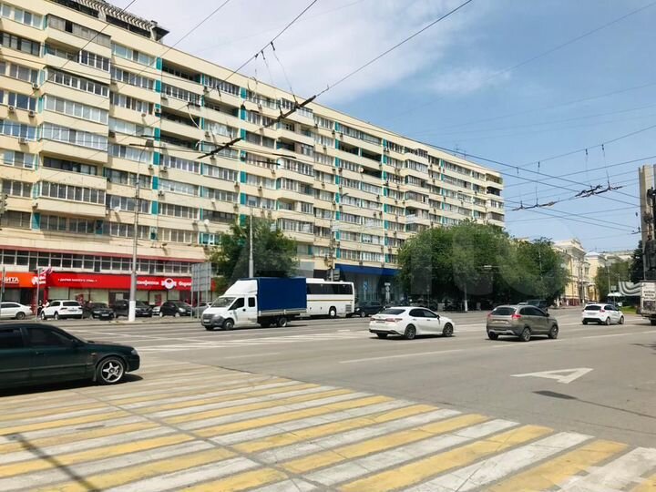 Помещение с витринами и парковкой на Ленина,218 м²