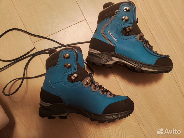 Трекинговые ботинки женские lowa