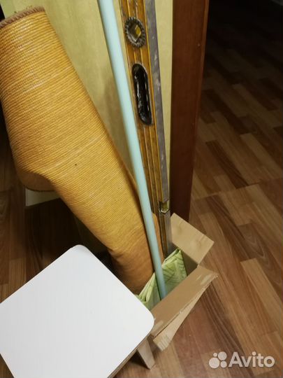 Коробка с вещами и зеркалом