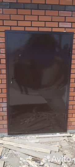 Перегородка железная с дверью