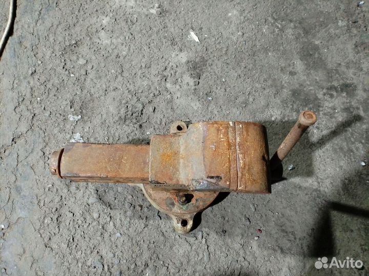 Тиски тисы слесарные СССР