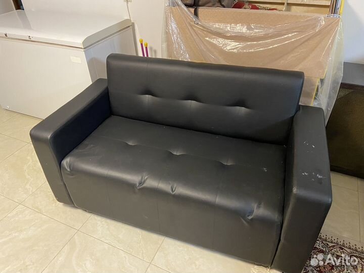 Кожаный диван