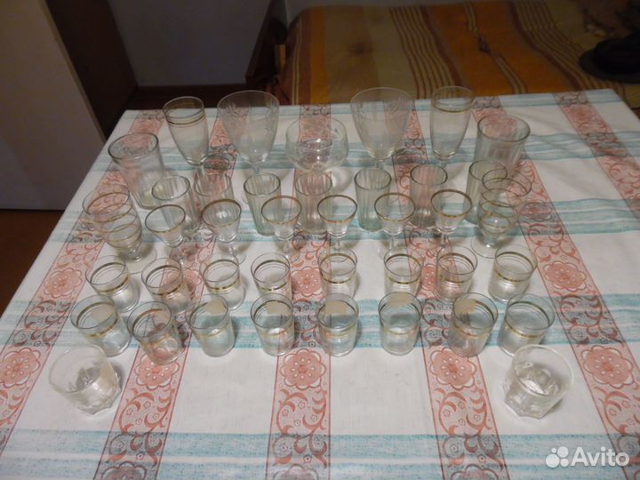 Стеклянные рюмки, фужеры, стаканы