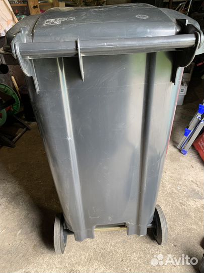 Мусорный бак на колесах